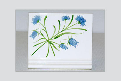 Handbemalung von schwedischem Kachelofen