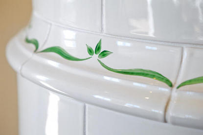 Handbemalung von schwedischem Kachelofen