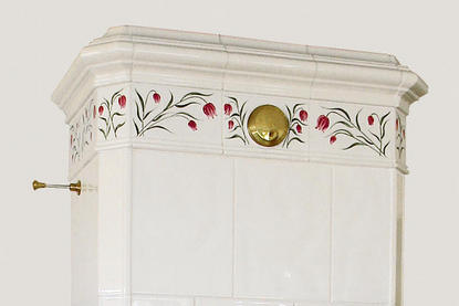 Handbemalung von schwedischem Kachelofen