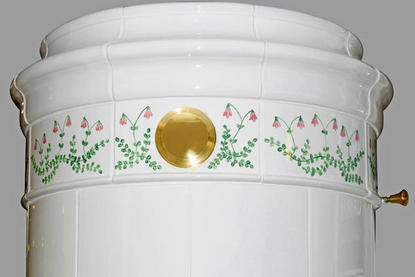 Handbemalung von schwedischem Kachelofen