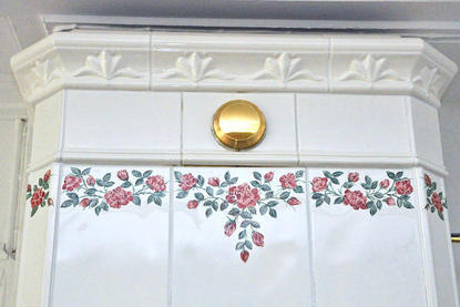 Handbemalung von schwedischem Kachelofen