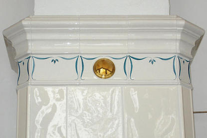 Handbemalung von schwedischem Kachelofen