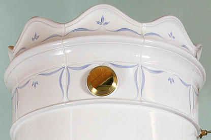 Handbemalung von schwedischem Kachelofen